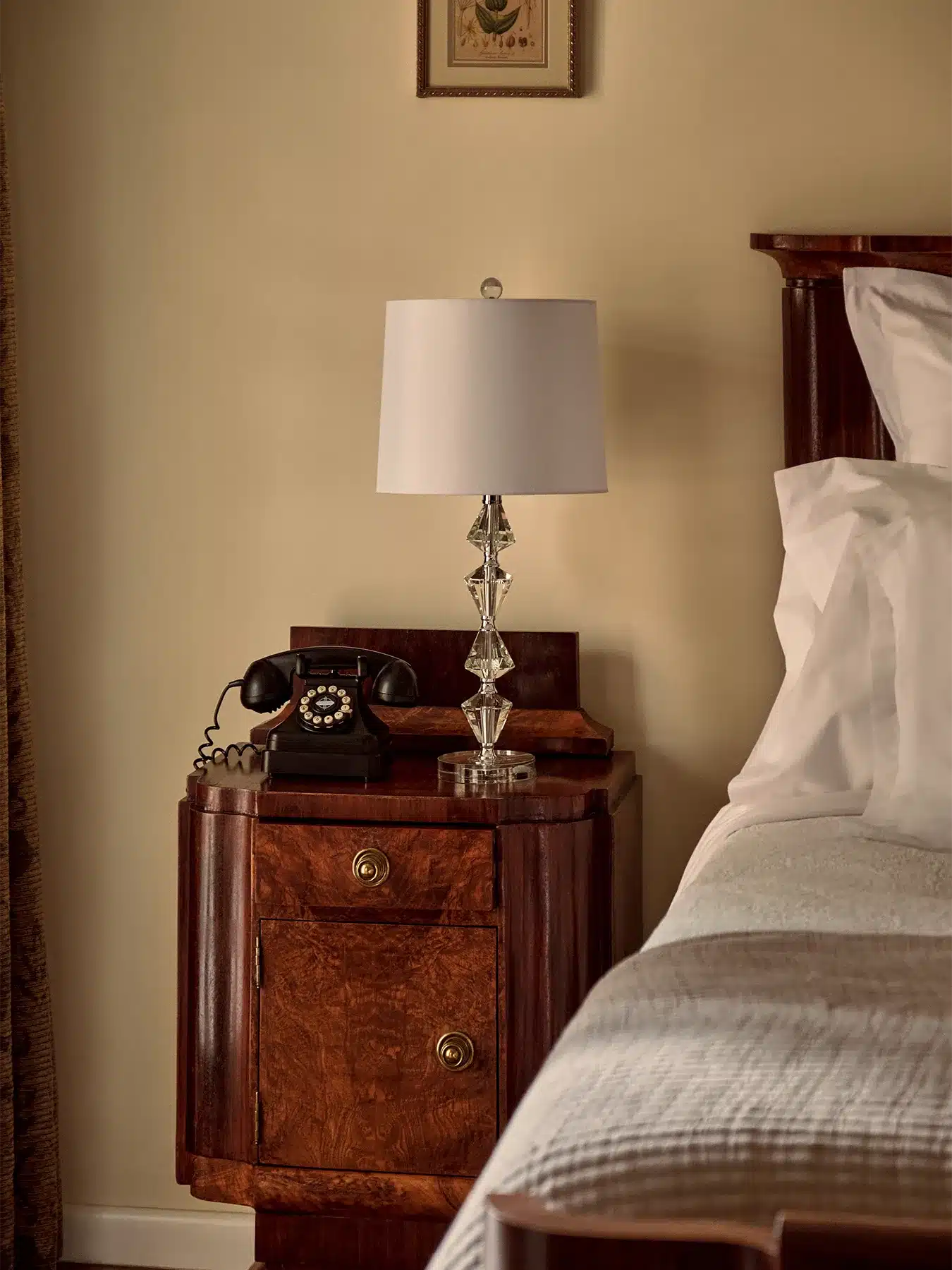 Einstein side table with phone and lamp