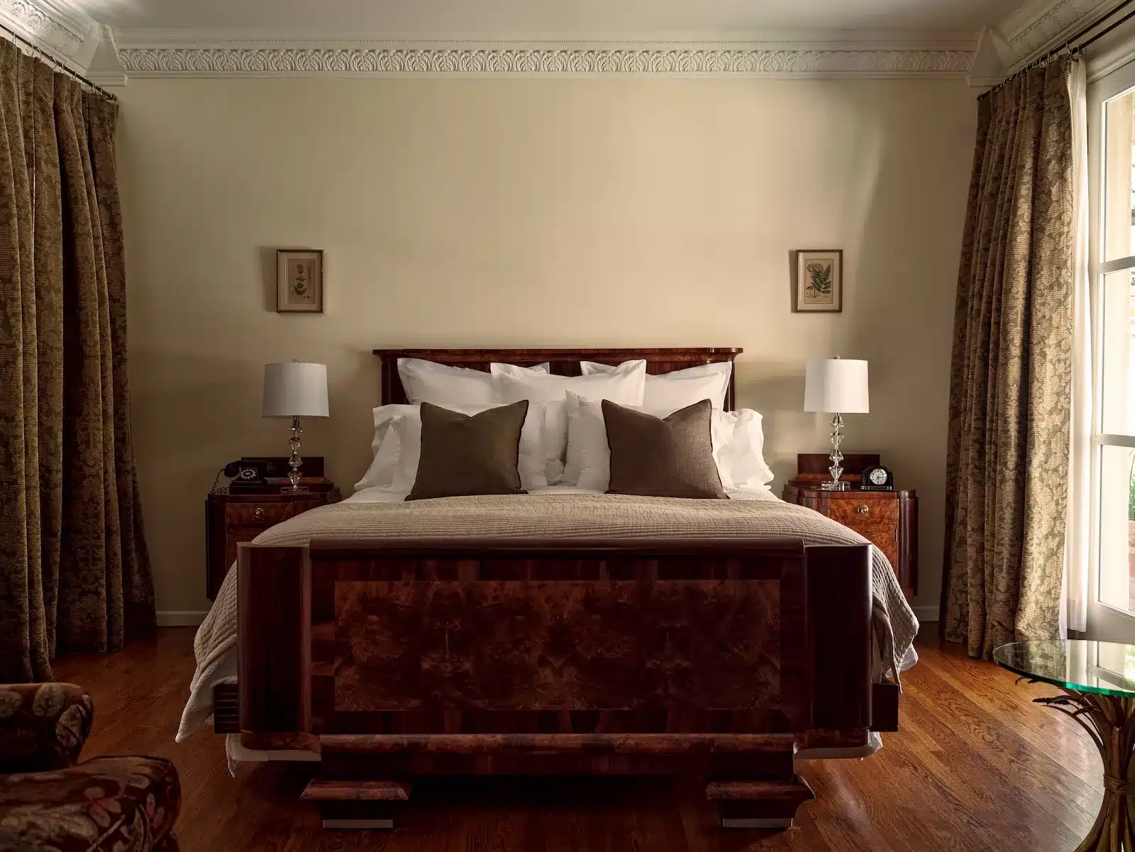 Einstein bed with two side tables and lamps